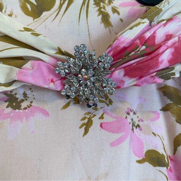 Pink floral skirt with rhinestone brooch 🌸 - Picture 3 of 9